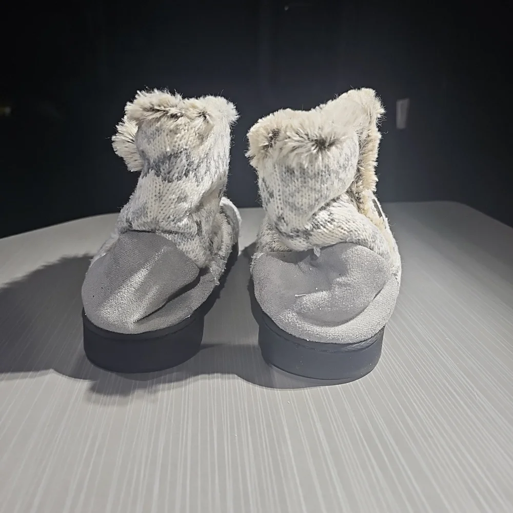 Dearfoams‎ Slippers Womens Small (5-6) Sweater Knit 2 Button Good PreOwned